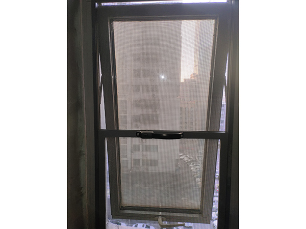 9樓西向窗膠條松動維護